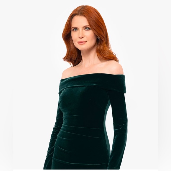 Green velvet evening gown - Picture 2 of 6